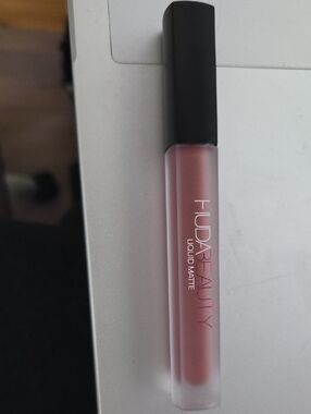 HUDA BEAUTY Liquid Matte Lipstick - Queen Of Sheba